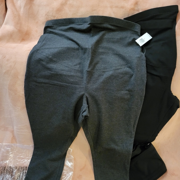 Old Navy Full Front Go-dri Maternity Leggings - Picture 2 of 5
